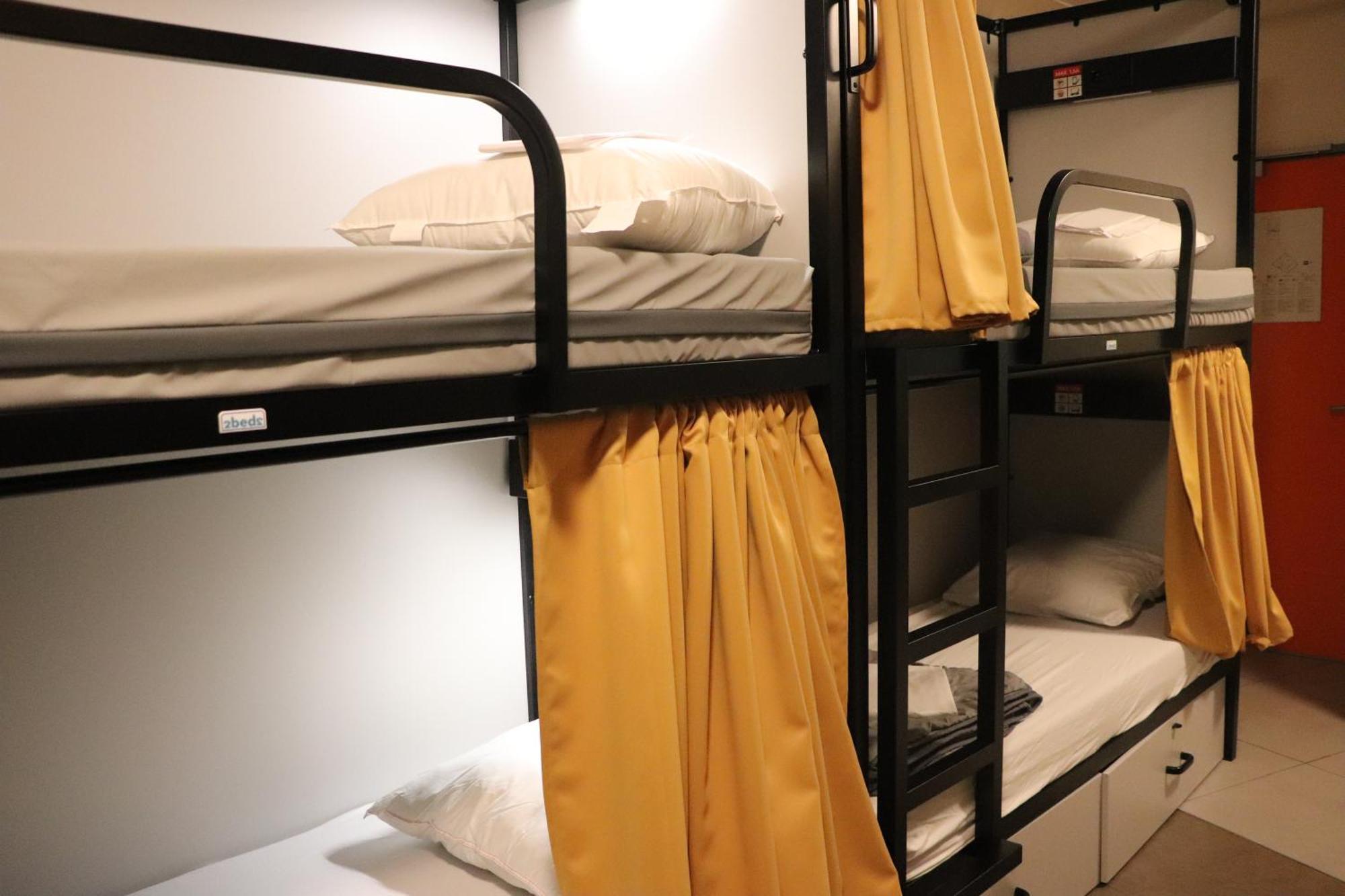Hi Jacques Brel Hostal *