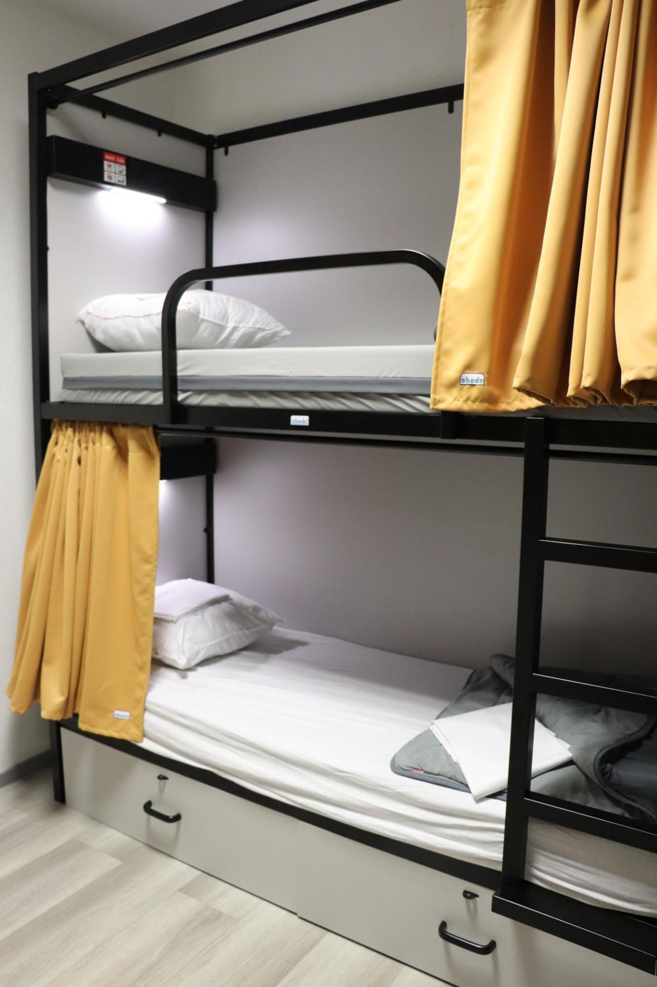 Hi Jacques Brel Hostal *